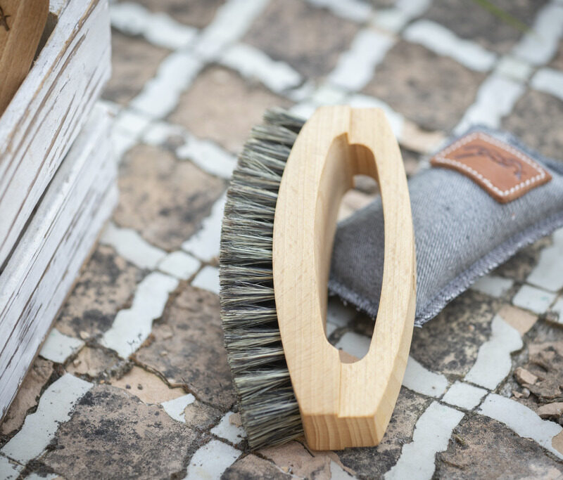 Penelope strigle med træhåndtag